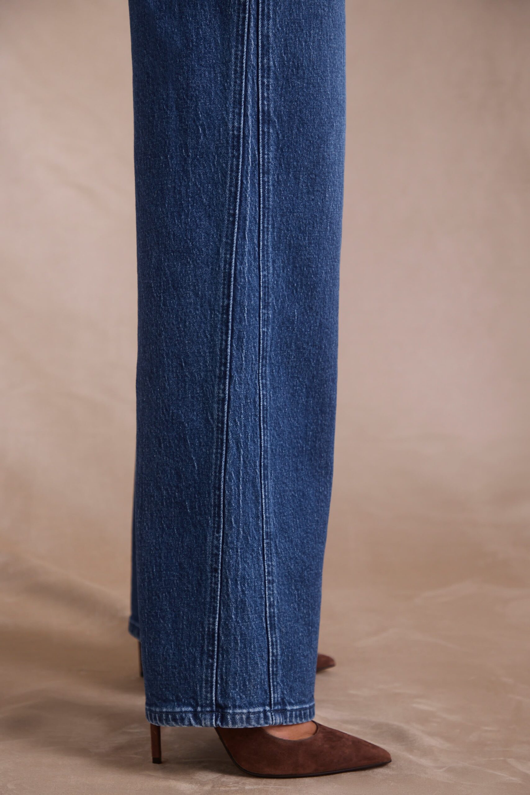 Low-Rise Wide-Leg Jeans in Indigo Wash - Image 5