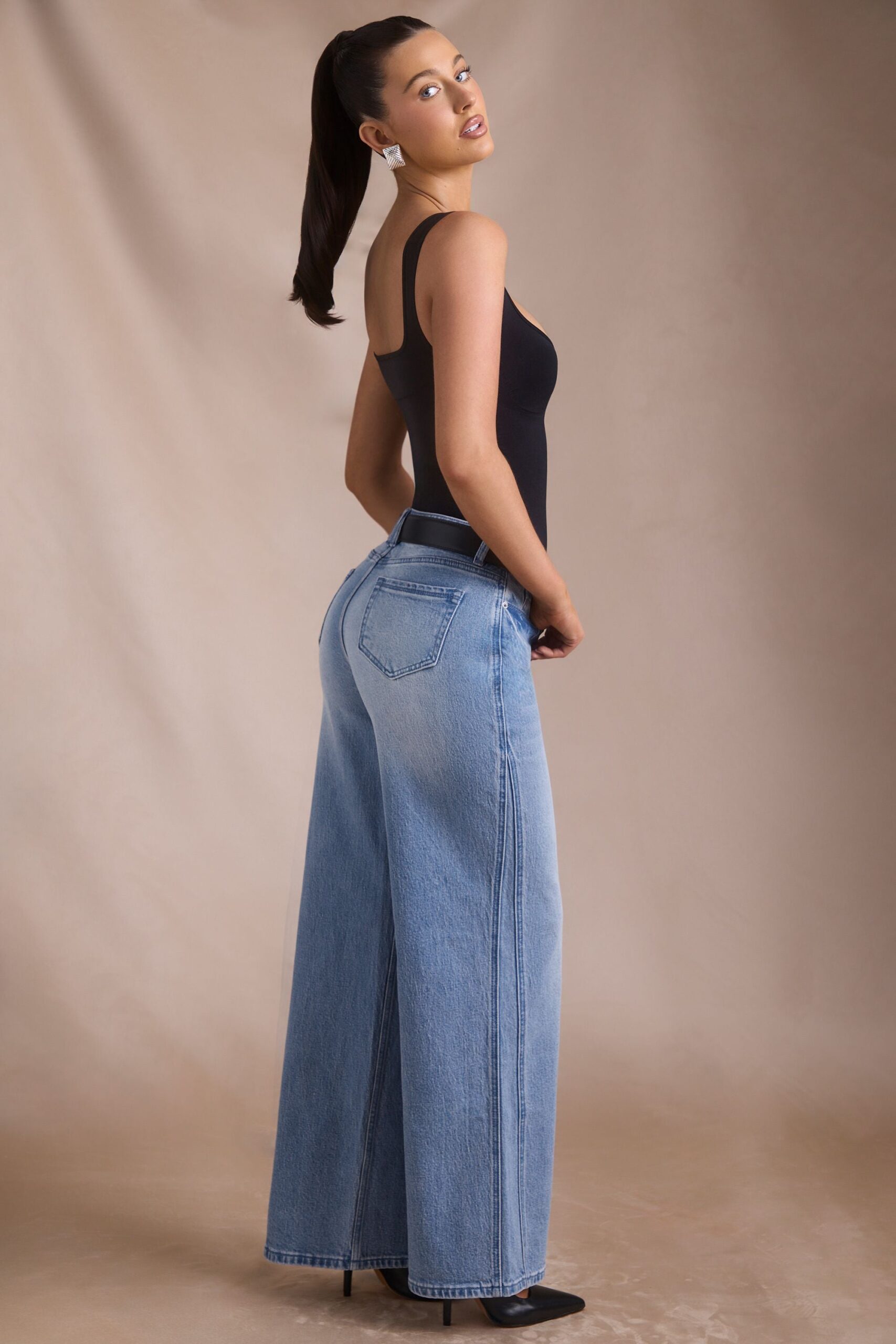 Low-Rise Wide-Leg Jeans in Vintage Wash - Image 3