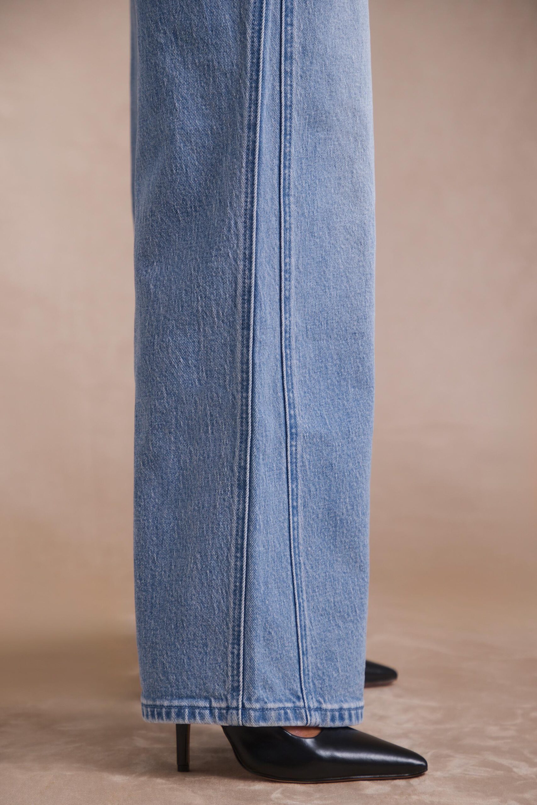Low-Rise Wide-Leg Jeans in Vintage Wash - Image 4